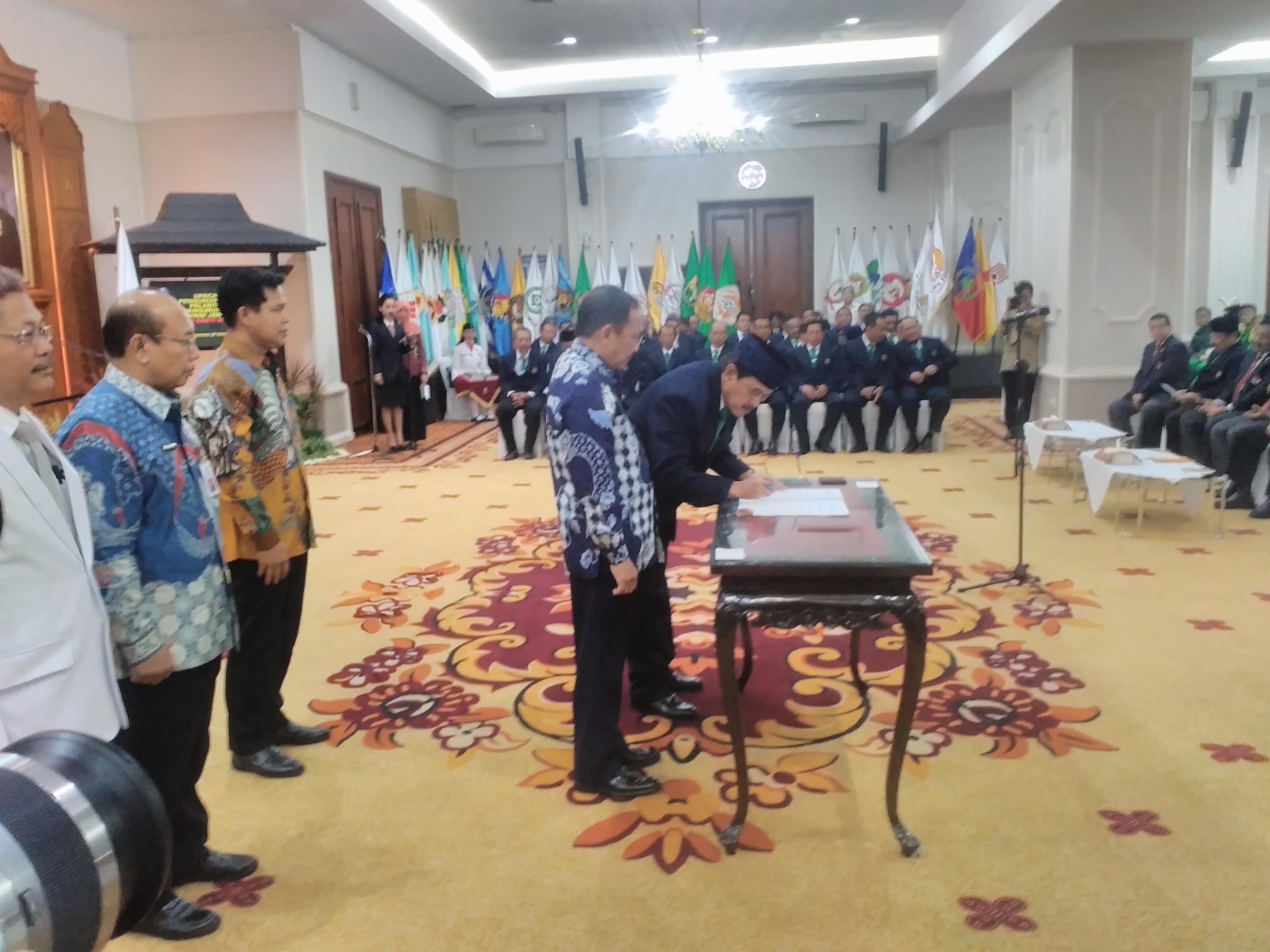 Gubernur Jatim Soekarwo saat melantik pengurus baru KONI Jatim, Jumat (28/4). (foto: ngopibareng)