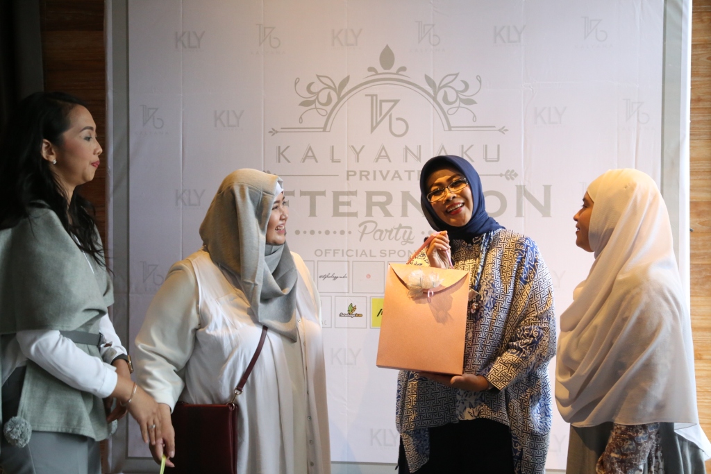 Ketua BKOW Jatim Fatma Saifullah Yusuf hadiri pameran tas produk dalam negeri di Hotel Java Parag, Jumat (28/4).