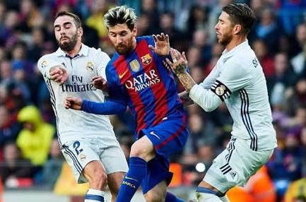 Messi dikawal dua pemain Real Madrid dalam pertandingan El-Clasico pekan ini.