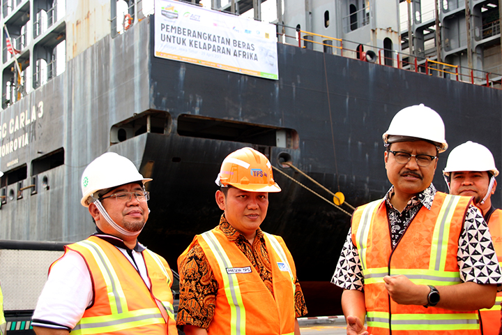 Wakil Gubernur Jatim Saifullah Yusuf bersama Presiden ACT Ahyudin di Terminal Petikemas, Surabaya, Sabtu (29/4). (Foto: Ngopibareng.id)