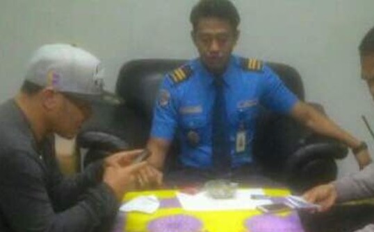 Rapper Iwa K jalani pemeriksaan setelah kedapatan membawa narkoba jenis ganja, Sabtu (29/4). (Foto: IStimewa)