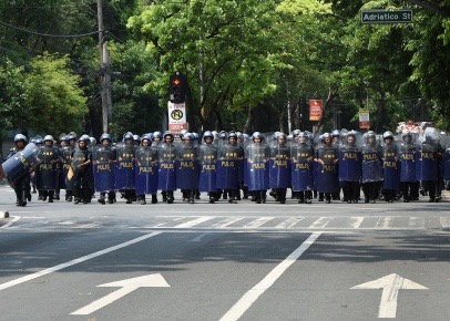 Ratusan Aparat Mengamankan Lokasi KTT ASEAN, setelah terjadi ledakan bom. Sabtu (29/4). (Foto: AFP)