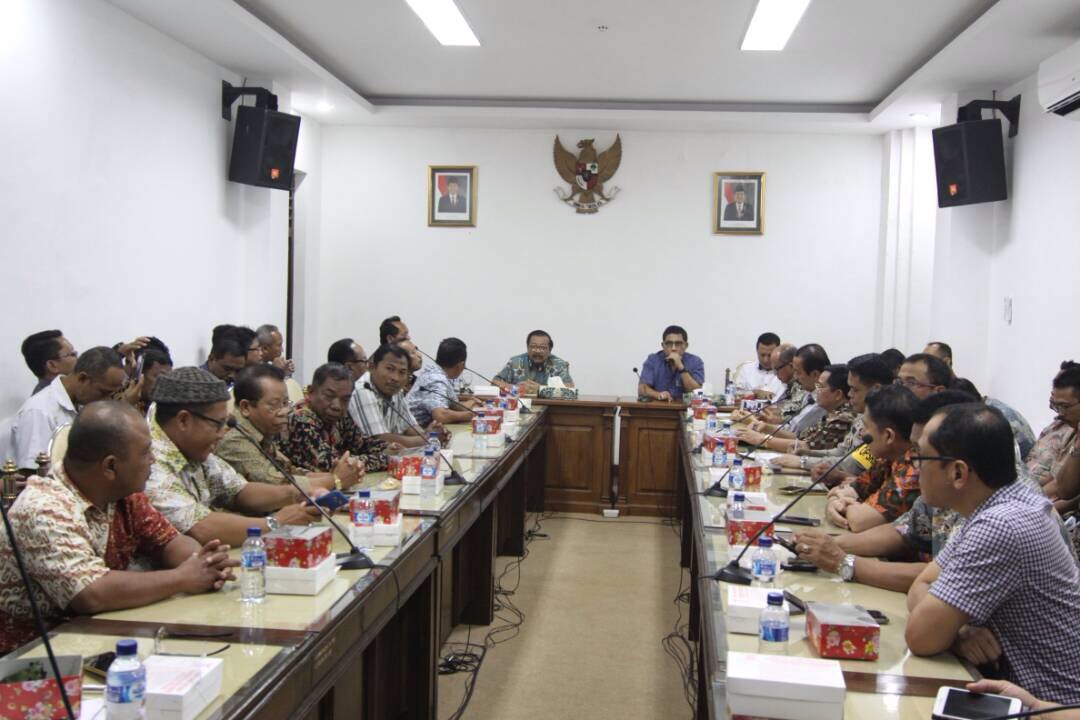 Gubernur Soekarwo saat pertemuan dengan para pimpinan asosiasi pekerja/buruh, di Gedung Negara Grahadi, di Surabaya, Minggu (30/4).