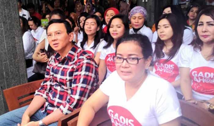 Miryam Haryani (depan) sebelum dinyatakan buron oleh KPK sempat aktif berkampanye. (foto:dok)