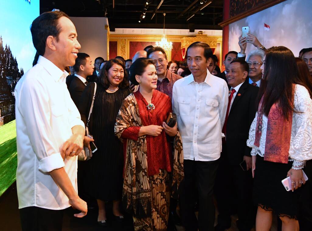 MANA ASLI: Presiden Jokowi didampingi Ibu Negara Iriana Jokowi menyaksikan patung lilinnya di Madam Tussauds Museum, Hongkong. (Foto Biro Pres/Setpres)