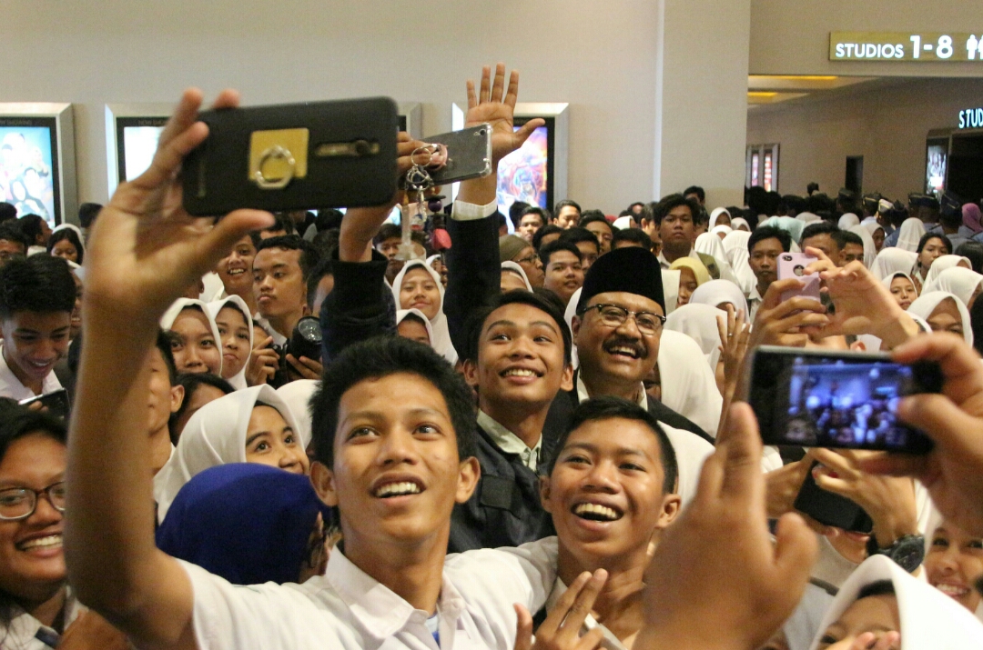 Surabaya: Kemeriahan gelaran nonton bareng Film Kartini yang diikuti 1700 Siswa, di XXI Ciputra World, Selasa (2/5). (Foto: Haris Dwi)