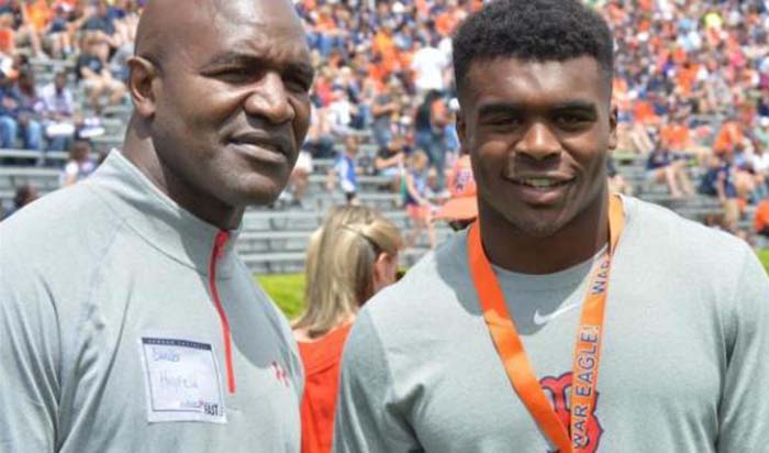 Evander Holyfield (kiri) dan putranya Elijah Holyfield. (foto: dok)