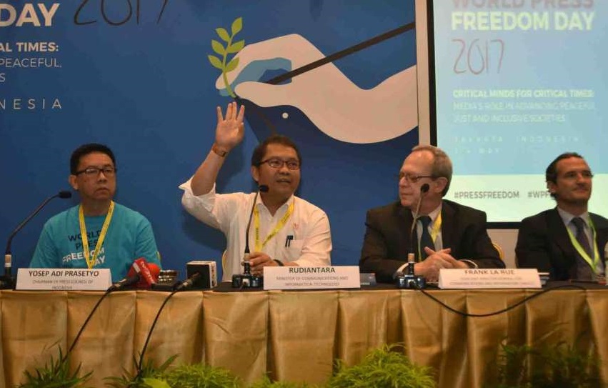 Menkominfo Rudiantara didampingi Ketua Dewan Pers Yosep Adi Prasetyo, Assistant Director-General for Communication and Information UNESCO Frank La Rue dan EU Ambassador to ASEAN Francisco Fontan Pardo memberikan keterangan pers saat World Press Freedom Day (WPFD) 2017 di Jakarta Convention Center, Jakarta, Selasa (2/5. World Press Freedom Day (WPFD) yang diikuti sekitar 1.300 jurnalis dalam dan luar negeri itu dalam rangka memperingati hari kebebasan pers dunia. (Foto: ANTARA/Akbar Nugroho Gumay)