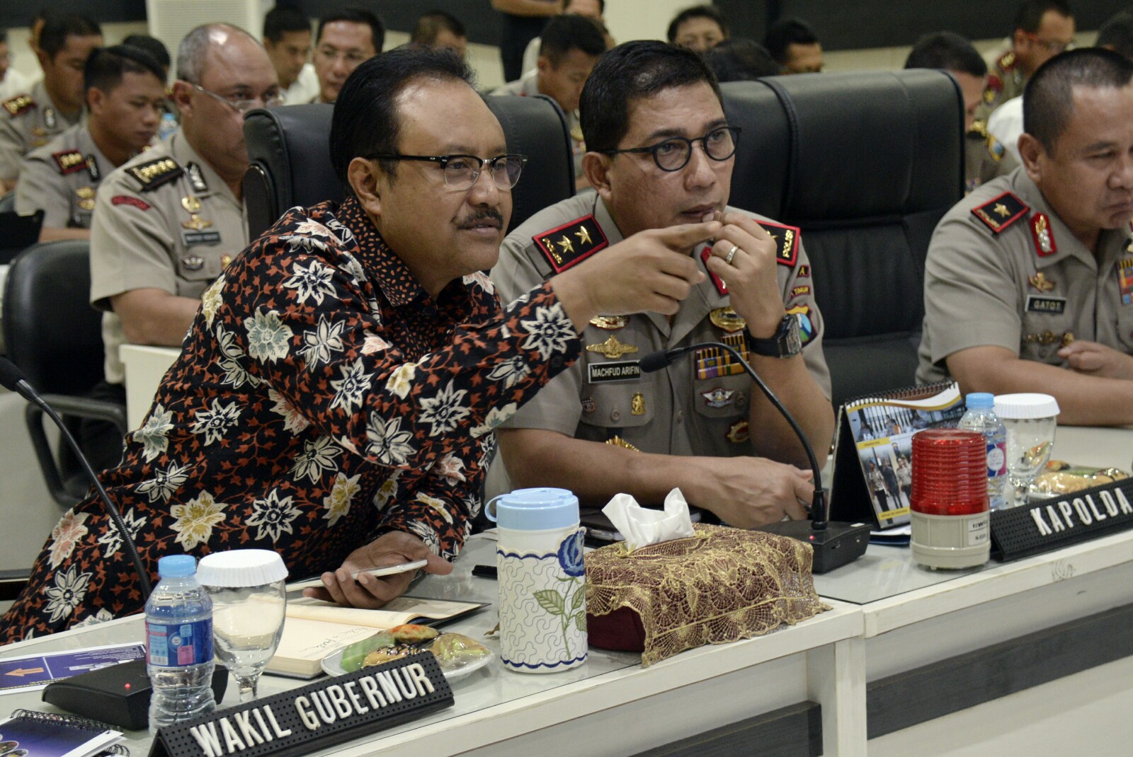 SIAP RAMADHAN: Wagub Jatim Saifullah Yusuf dan Kapolda Jatim Irjen Pol Mahfud Arifin di Mapolda.