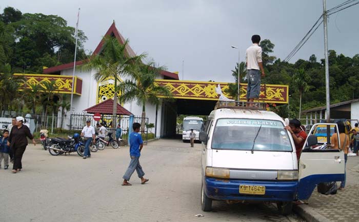 Pos Lintas Batas Negara (PLBN) Entikong di Kabupaten Sanggau, Provinsi Kalimantan Barat, berbatasan dengan Negara Bagian Kuching, Malaysia. (foto: dokumentasi), .