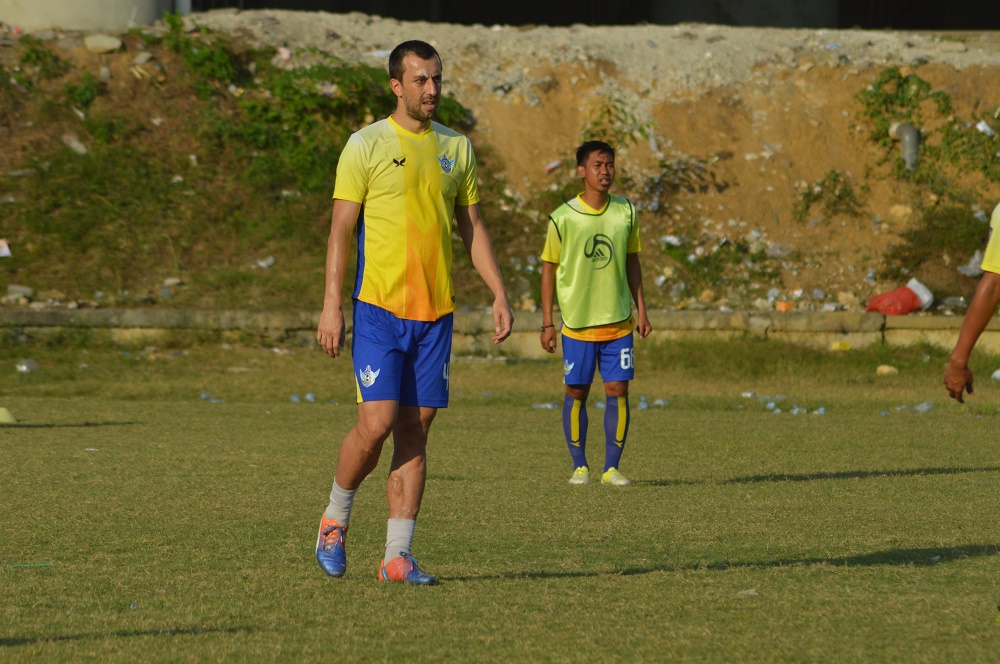 Goran lakukan kesalahan saat Persegres lawan Persib Bandung, Rabu (3/5). Akibat ulahnya itu ia akan dikenakan sanksi oleh pihak Liga 1. (foto: ngopibareng)