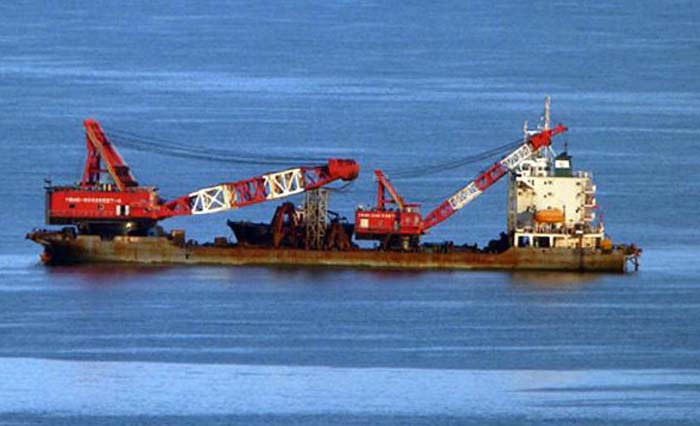 Kapal  keruk Chuan Hong 68 berbendera China ditangkap karena mencuri harta karun bawah laut. (foto: dok Kementerian KP)