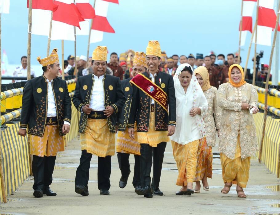 Presiden Joko Widodo saat Puncak Budaya Maritim Pesta Laut Mappanretasi 2017 di Pantai Pegagan, Tanah Bumbu, Kalimantan Selatan, (7/5). (Foto: Biro Pers Setpres)