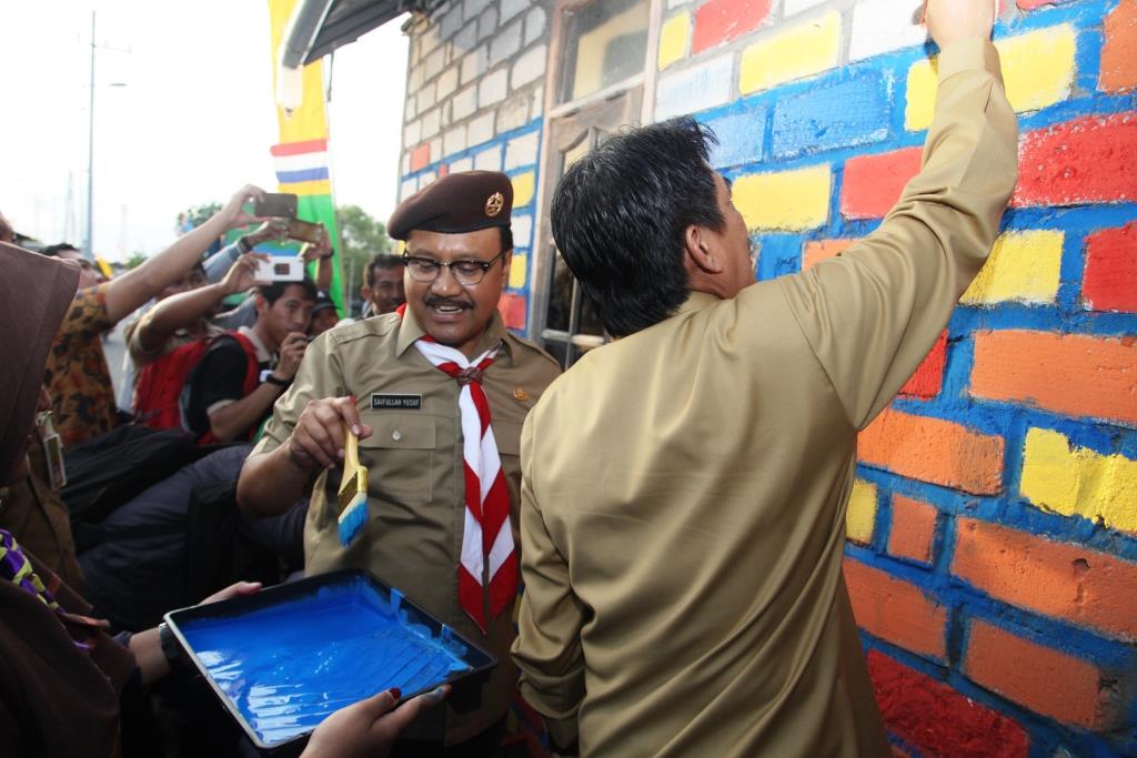 Gus Ipul saat Festival Wirakarya Kampung Kelir Kwartir Daerah Jawa Timur, Zona 1 (Sidoarjo - Surabaya) di Desa Tambak Cemandi, Kecamatan Sedati, Kabupaten Sidoarjo, Senin (8/5) sore.