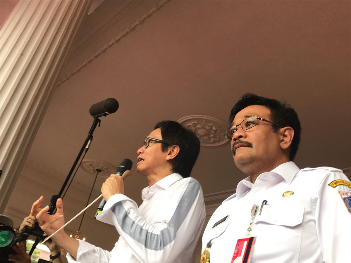 Djarot Saiful Hidayat (Kanan) Plt Gubernur DKI Jakarta, saat aksi paduan suara dukungan Ahok di Balai Kota. 