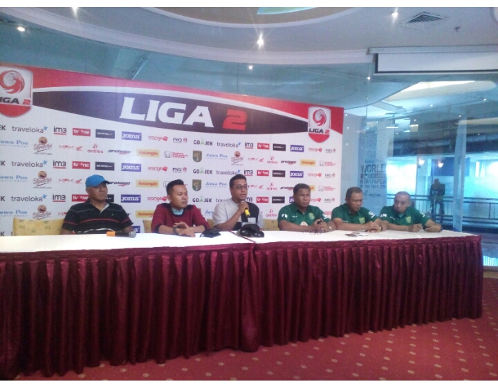 manajer dari kedua tim Persebaya dan Persepam saat pers conference di Graha Pena, Surabaya, Rabu (10/5) siang. (foto: ngopibareng.id)