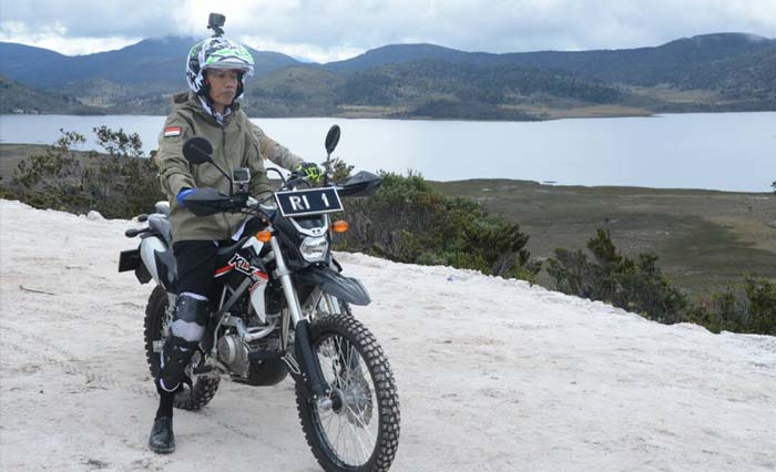 Presiden Jokowi naik trail saat meninjau pembangunan jalan Trans Papua, hari Rabu (10/5) siang. (foto: biro pers setpres)