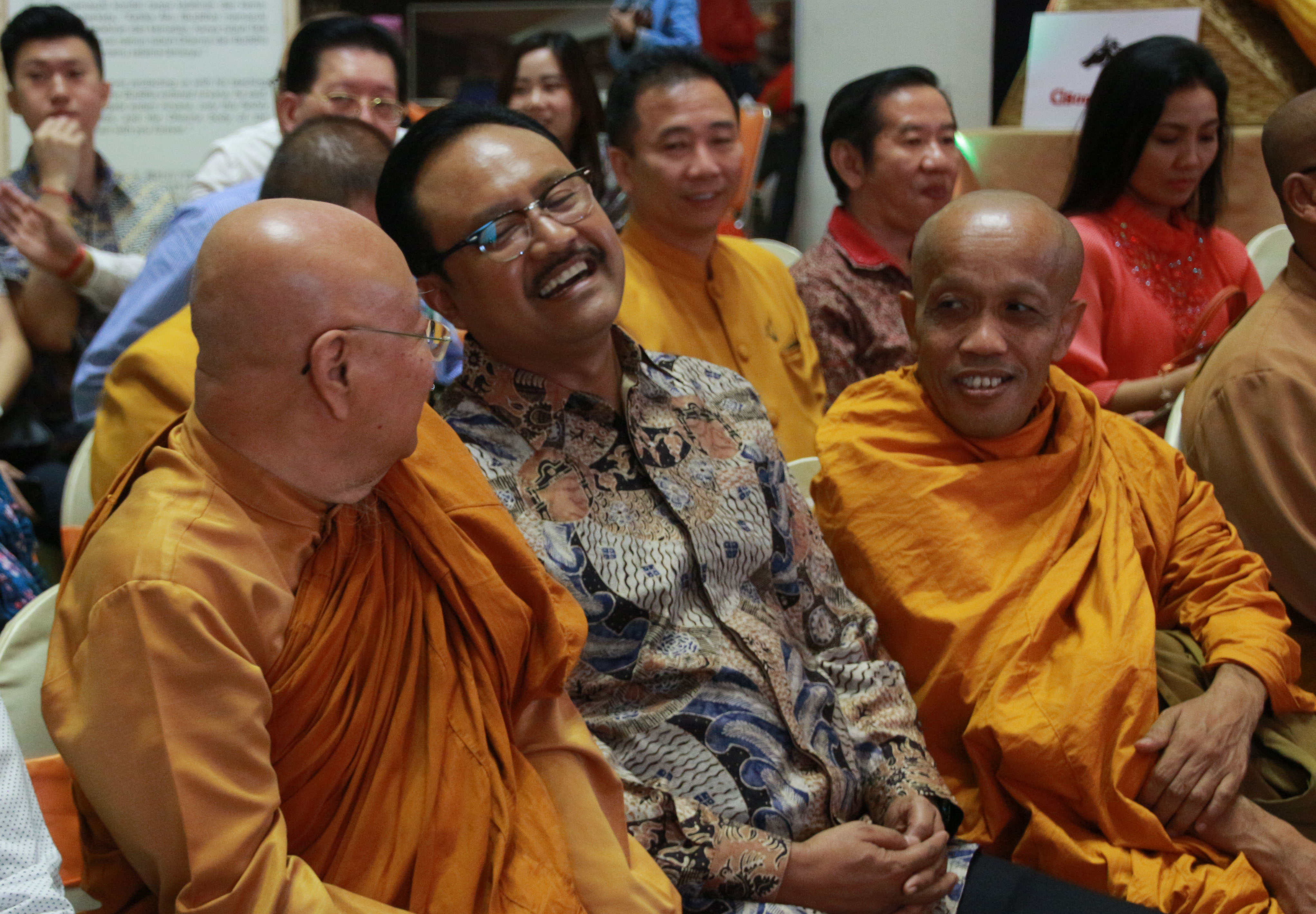 Gus Ipul bercengkrama dengan para Biksu di Vesak Festival.