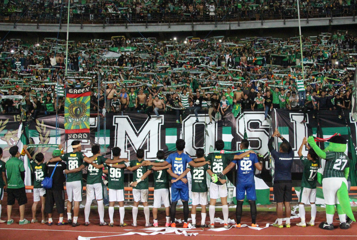 Persebaya Surabaya saat lakukan selebrasi kemenangan usai pertandingan lawan Persepam Madura Utama di Stadion Gelora Bung Tomo, Surabaya, Kamis (11/5). (foto: Farid/ngopibareg.id)