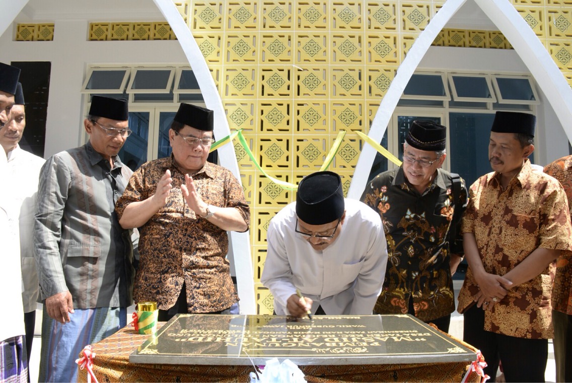 Gus Ipul saat meresmikan Masjid At’Tauhid yang terletak di komplek Pondok Pesantren Sabilil Muttaqien di Desa Tanen Kec.Rejotangan Kabupaten Tulungagung, Kamis (11/5).