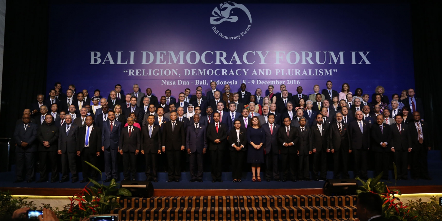 FORUM: Presiden Jokowi foto bersama dengan para delegasi dunia dalam Bali Democracy Forum.