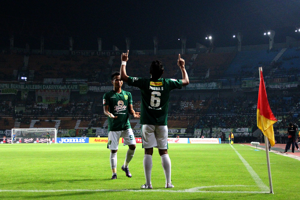 M. Solikin Pemain Persebaya Surabaya, saat lakukan selebrasi usai cetak Gol saat timnya lawan Persepam Madura Utama di Gelora Bung Tomo, Surabaya, Kamis (11/5). (foto: Farid/ngopibareng.id)