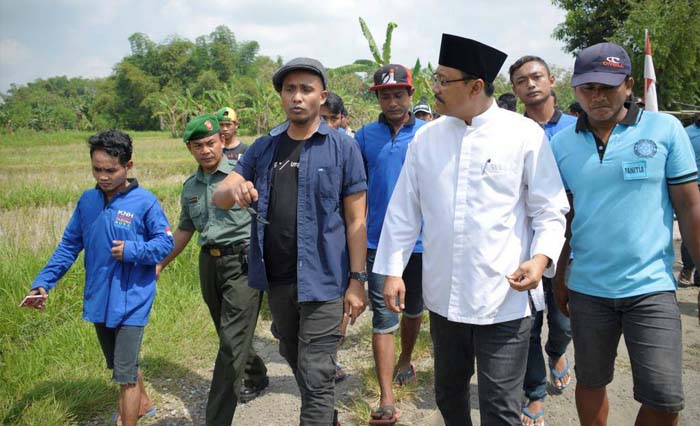 Wagub Jatim Saifullah Yusuf bersama warga Desa Lakardowo, Kab. Mojokerto hari Jumat (12/5) siang. (foto: humas pemprov jatim)