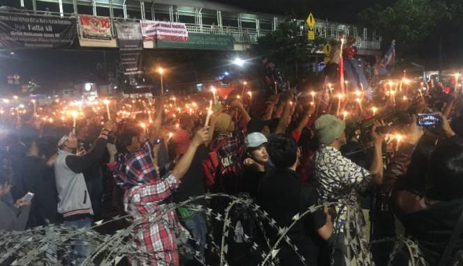 Ratusan massa pro Ahok masih memenuhi jalanan di depan Pengadilan Tinggi Jakarta, Cempaka Putih, Jakarta Pusat, Jumat (12/5).