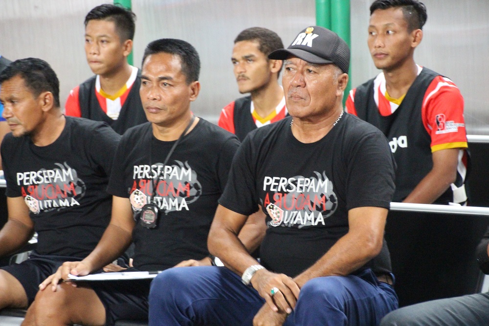 Rudy William Kaltjes yang menghimbau agar Bonek tak bersifat rasis, saat timnya Persepam melawan Persebaya di Gelora Bung Tomo Surabaya, Kamis (11/5). (foto: Farid/ngopibareng.id)