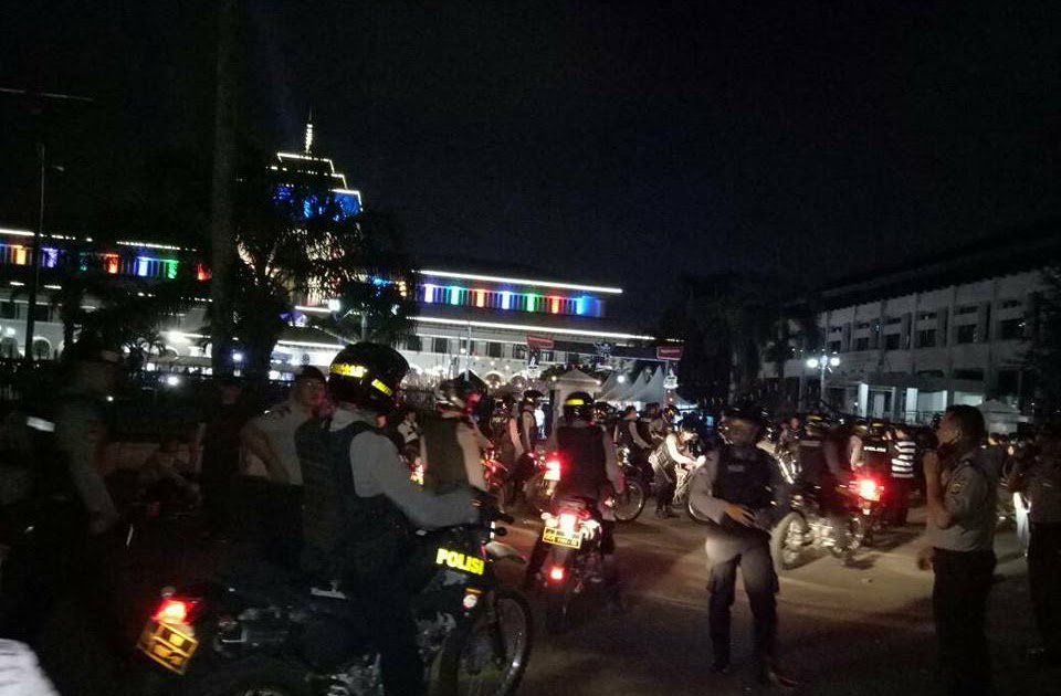 Aksi seribu lilin yang berlangsung di depan gedung Sate, Bandung, Jawa Barat, Sabtu (13/5) malam.