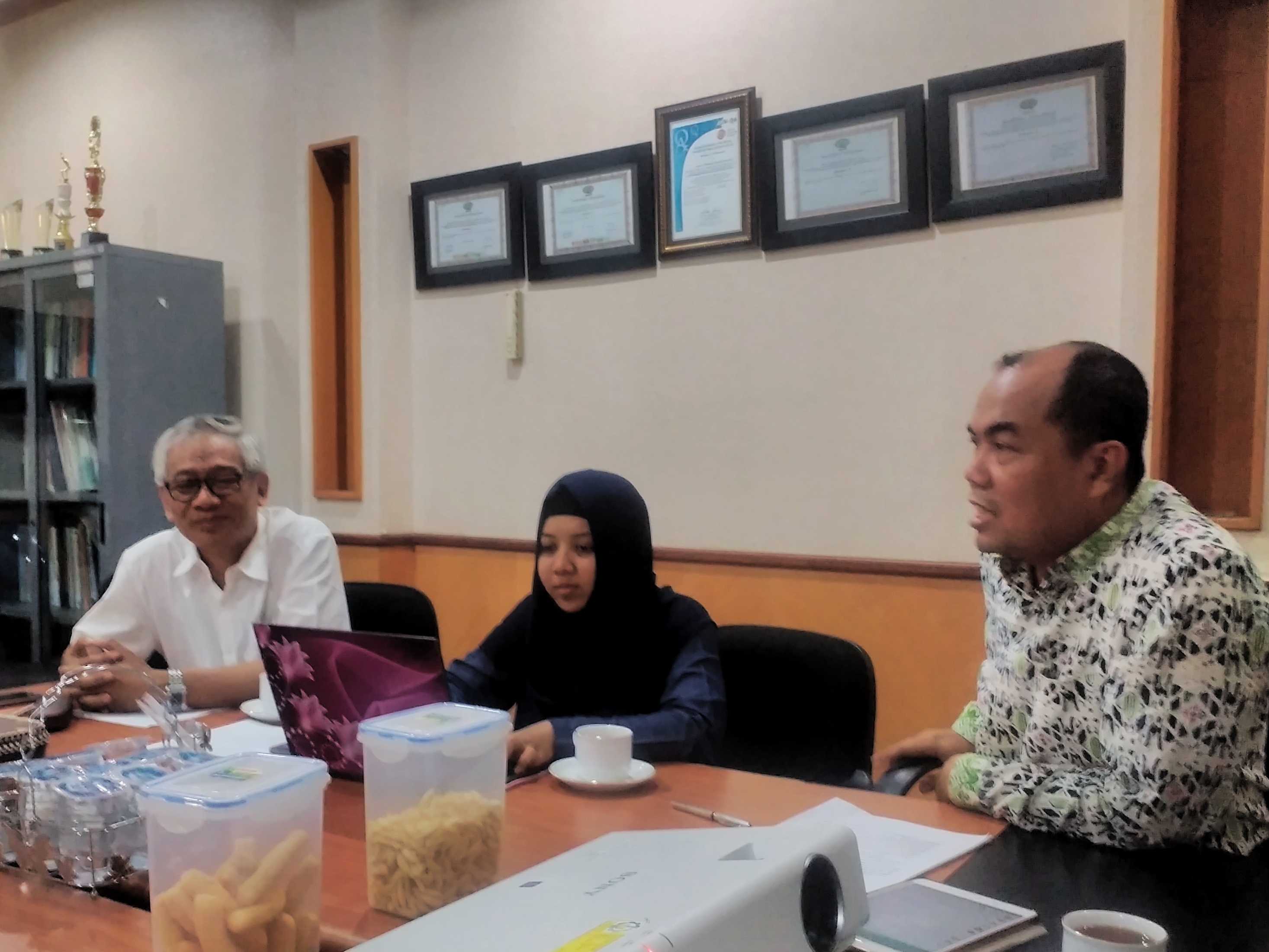 Dekan FTIF ITS Agus Zainal Arifin saat melakukan sosialisasi awal prodi ini, di ruang Dekan FTIF, Kantor Rektorat ITS, Senin (15/5). (foto: istimewa) 