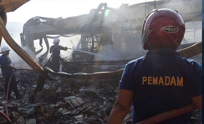 Petugas memadamkan api saat terjadi kebakaran di Pasar Songgolangit Ponorogo, Jawa Timur, Senin (15/5). Kebakaran Pasar Songgolangit yang belum diketahui penyebabnya tersebut menghanguskan sekitar seribu kios dan toko. (foto: siswowidodo/antara)