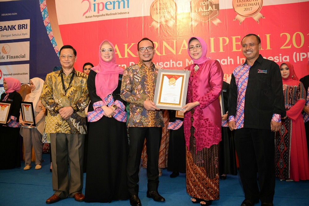 Pembina Ipemi Jatim Fatma Saifullah Yusuf menerima penghargaan TOP Eksekutif Muslimah bidang Organisasi Sosial Kemasyarakatan 2017 yang diserahkan oleh Menaker RI , Senin (15/5). 