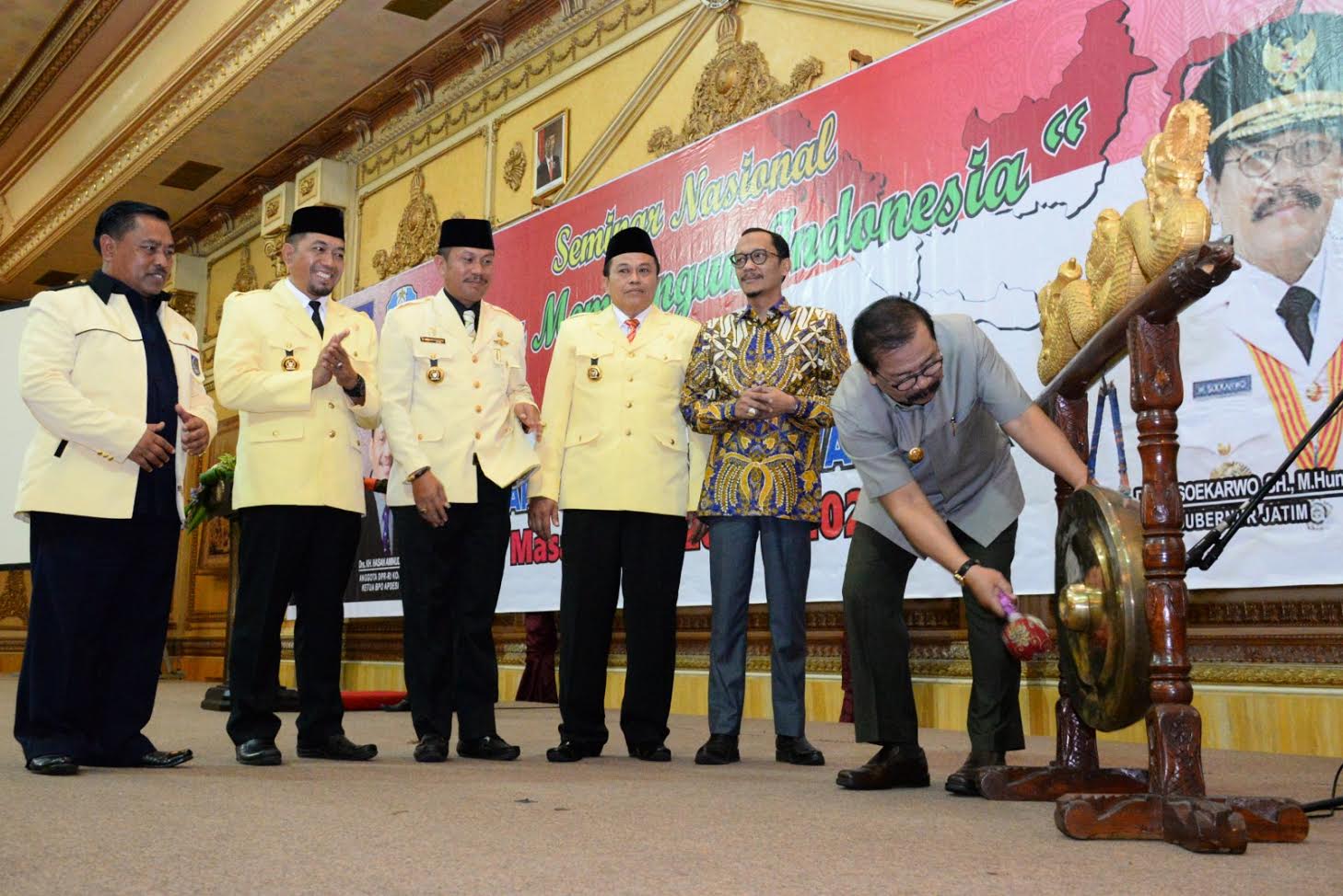 Gubernur Jatim Pakde Karwo memukul gong sebagai tanda dimulainya seminar nasional 