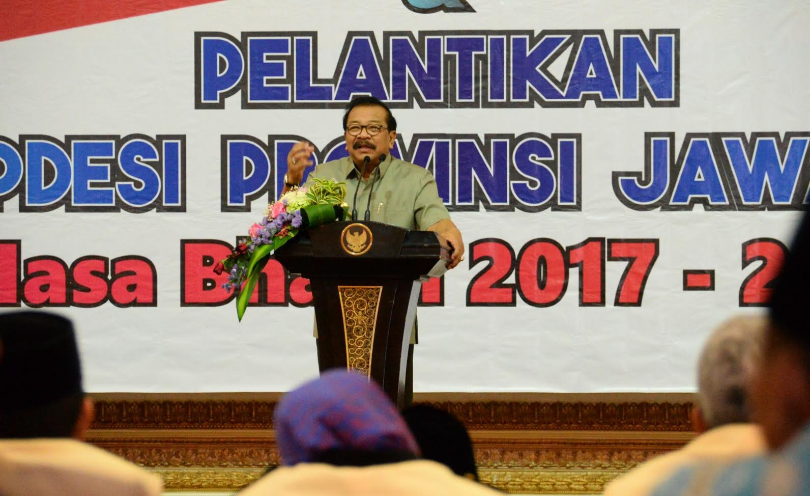 Gubernur Jatim Pakde Karwo memberikan sambutan pada acara seminar nasional "Desa Membangun Indonesia" dan Pelantikan DPD APDESI Prov Jatim di Hotel Utami Juanda Sidoarjo, Selasa (16/5).