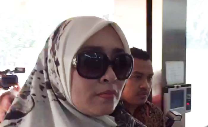 Firza Husein memenuhi panggilan Polda Metro, hari Selasa (16/5) siang. (foto:detik.com)