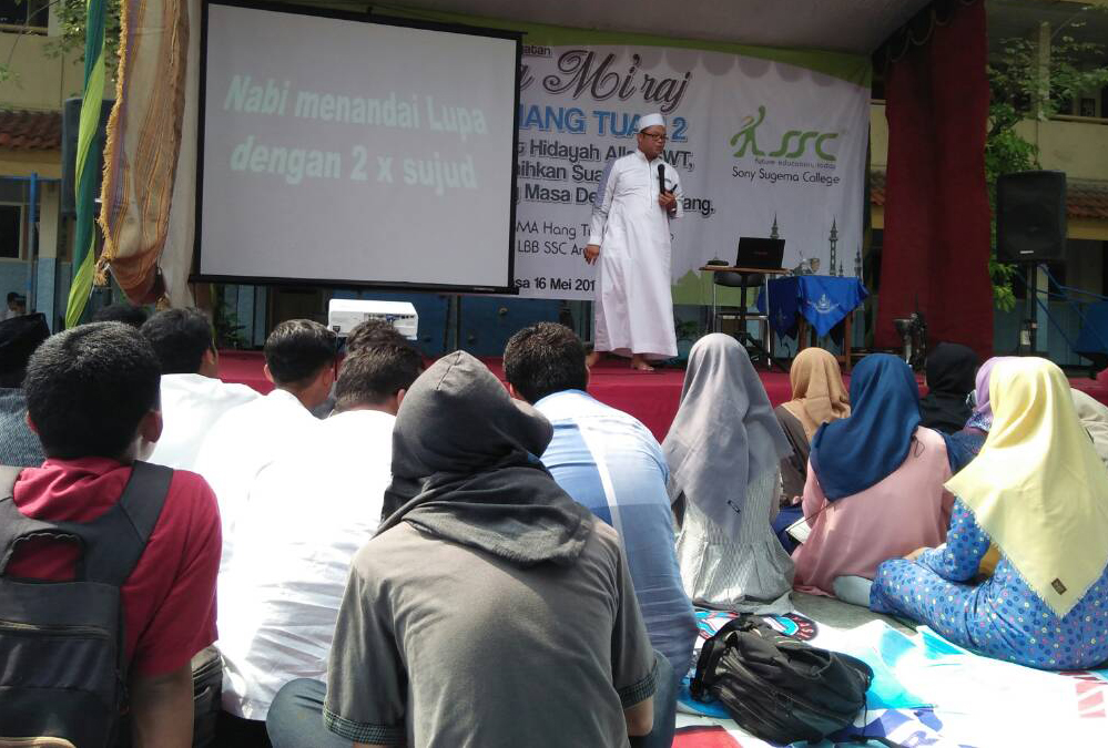 Penceramah Ust Abdul Maliki al Habsyi saat memberim tausiah kepada  guru, staf , karyawan dan siswa-siswi SMA Hang Tuah 2 Sidoarjo (16/5) di Halaman sekolah 