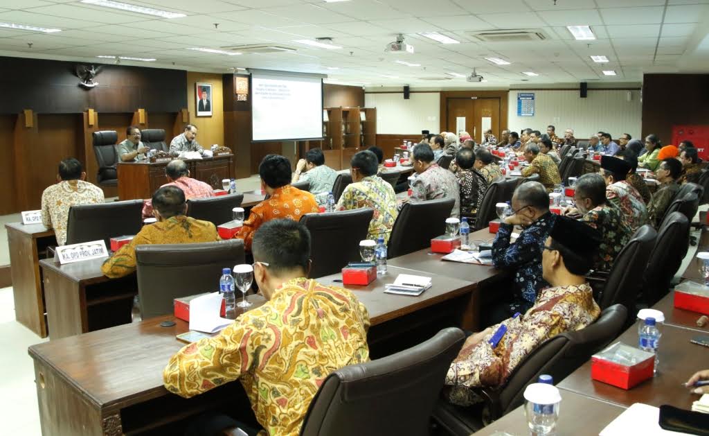 Gubernur Jatim Soekarwo didampingi Sekda Prov. Akhmad Sukardi, MM dalam Rapat Koordinasi e-Newbudgeting di Ruang Rapat Lantai VII Kantor Gubernur Jatim Jl. Pahlawan 110 Surabaya, Selasa (16/5).