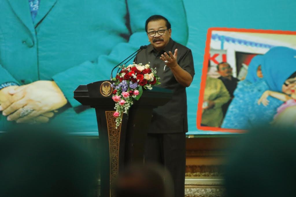 Gubernur Jatim Soekarwo menyampaikan sambutan di acara Rakor TP PKK Kabupaten dan Kota se Jatim 2017 di Hotel Utami Sidoarjo, Rabu (17/5).