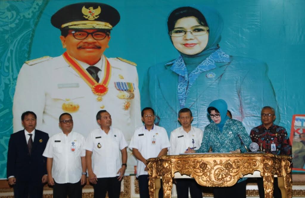 Ketua TP PKK Jatim Ibu Nina Soekarwo menandatangani MoU Pencapaian Target Deteksi Dini Kanker Leher Rahim dengan IVA Test menuju Jatim Sehat dengan Organisasi Perangkat Daerah (OPD) Pemprov Jatim, Selasa (17/5).   