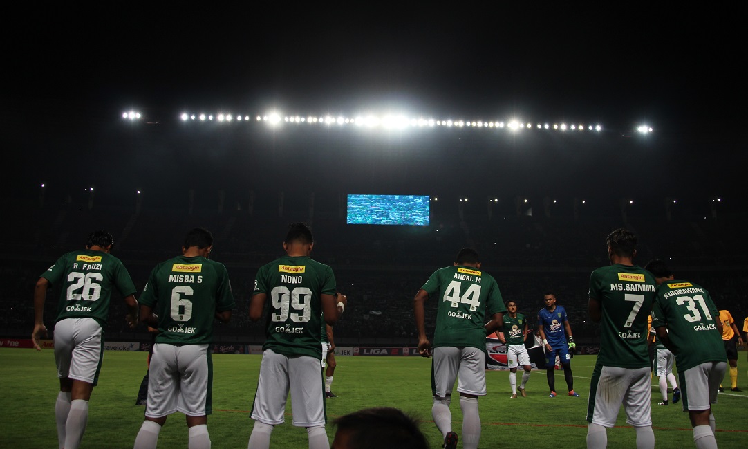 Pemain Persebaya Surabaya, tampak sedang berdoa sebelum memasuki lapangan pertandingan. (foto: farid/ngopibareng.id)