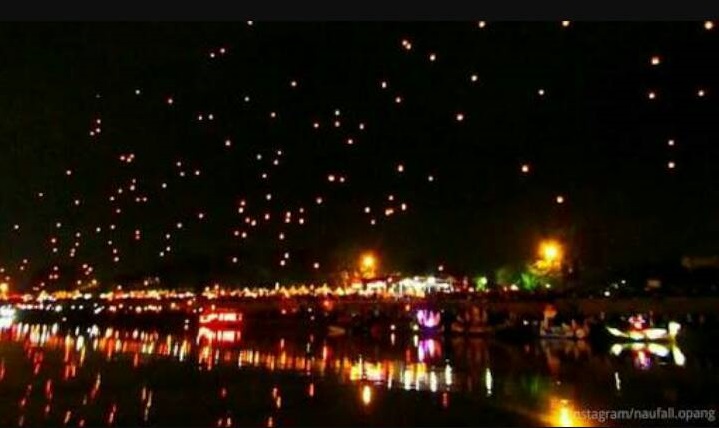  Selama tiga hari 18-20 Mei, Semarang menggelar even tahunan Fistival Banjir Kanal Barat 2017. Sedikitnya ada  4.700 lampion aka diterbangkan di sungai yang lebarnya sekitar 30 meter itu.