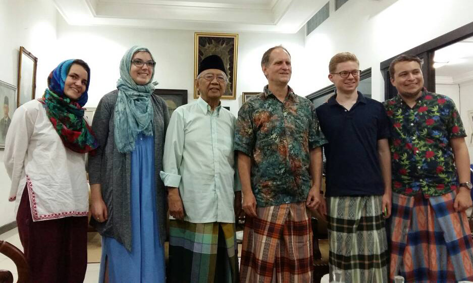 KH Sholahuddin Wahid (tengah) bersama mahasiswa dari King's College New York