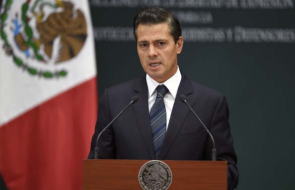 Presiden Meksiko Enrique Pena Nieto hari Rabu kemamrin menyampaikan pesan kepada media untuk memperkuat mekanisme jaminan keselamatan para jurnalis di Los Pinos, Mexico City. Tiga jurnalis tewas dalam tiga bulan terakhir di negara itu, dan sejak 2000 lebih dari 100 awak media tewas, termasuk 11 jurnalis pada 2016. (foto: afp)