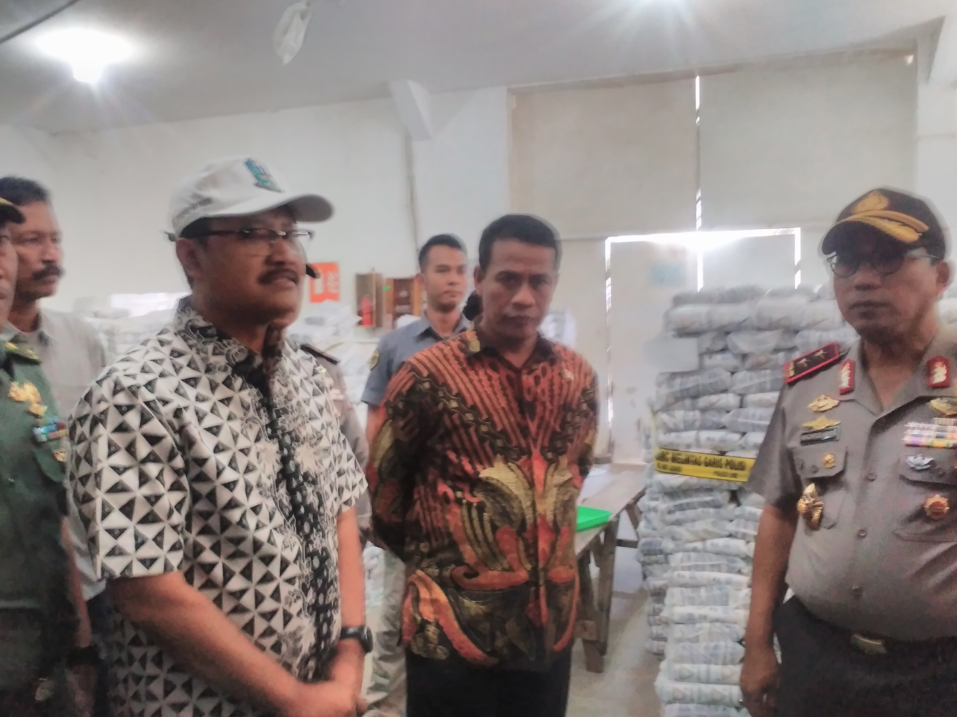 Mentan RI Amran bersama Wagub Jatim Gus Ipul temukan 160 ribu ton gudang penimbunan garam di Jalan Mayjend Sungkono, Gresik, Jumat (19/5). (foto: Istimewa)