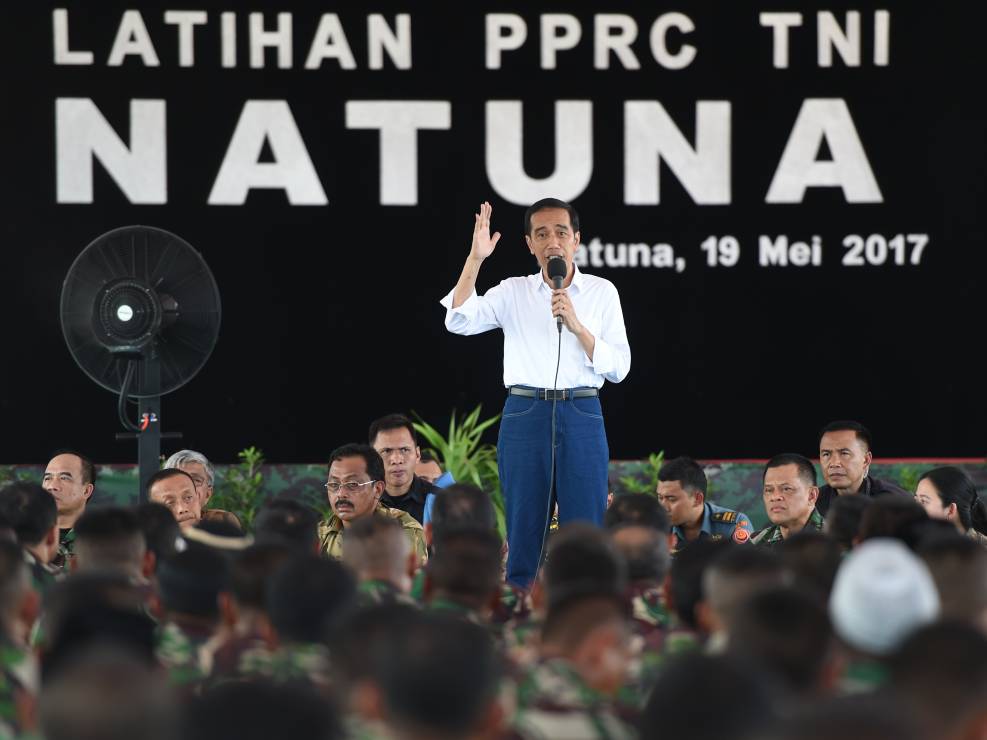 Presiden Jokowi saat berbicara di hadapan 1500 Prajurit TNI, di Aula Kartika, Tanjung Datuk, Kepulauan Natuna, Kepulauan Riau, Jumat (19/5). (Foto: Biro Pers Setpres)