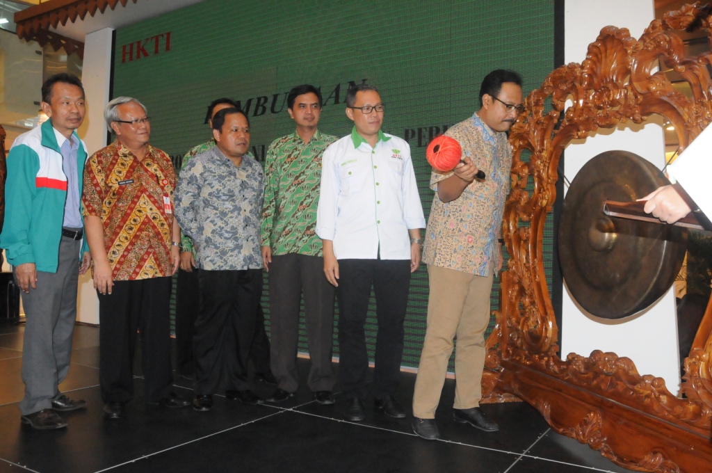 Gus Ipul ketika membuka pameran produk pertanian, di grand city mall Surabaya, Jum’at (19/5) sore.