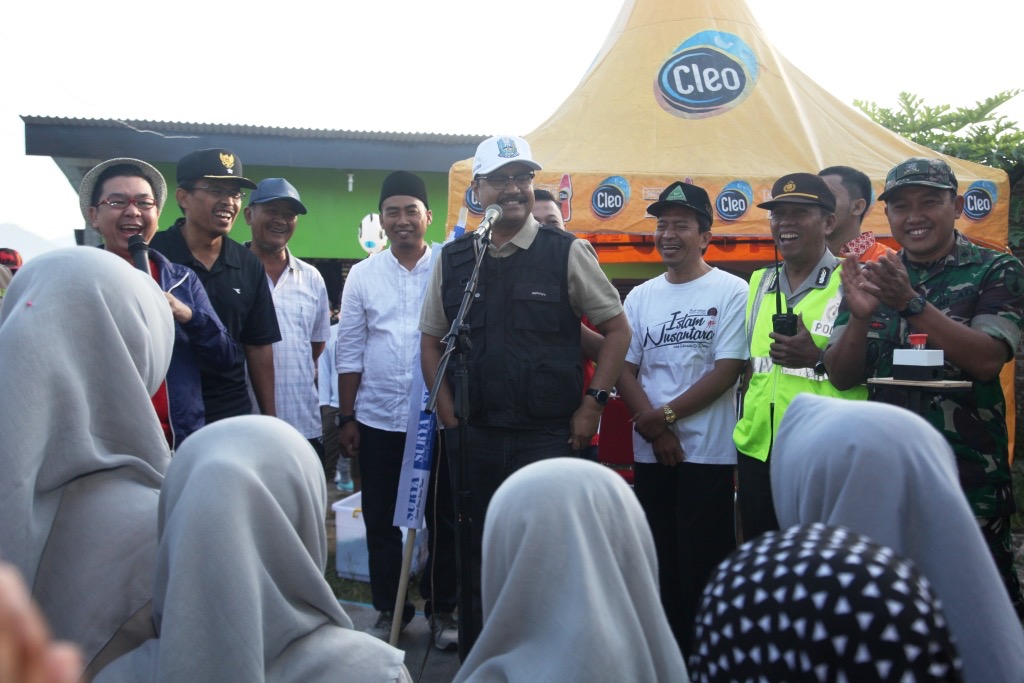 Wakil Gubernur Jatim Saifullah Yusuf (Gus Ipul) saat memberangkatkan Jalan Sehat dalam Rangka Tarhib Ramadhan di Pondok Pesantren Kanzun Najah, Kelurahan Dadap Reji, Kota Batu, Minggu (21/5) pagi.