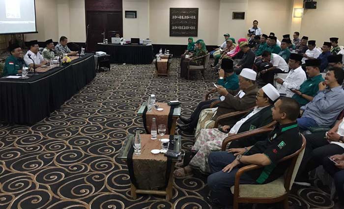 Ketua DPW PKB Jatim Abdul Halim Iskandar memimpin pertemuan internal pengurus DPW dan pimpinan DPC PKB se-Jatim di Surabaya, Senin (22/5) siang. (foto: antara)