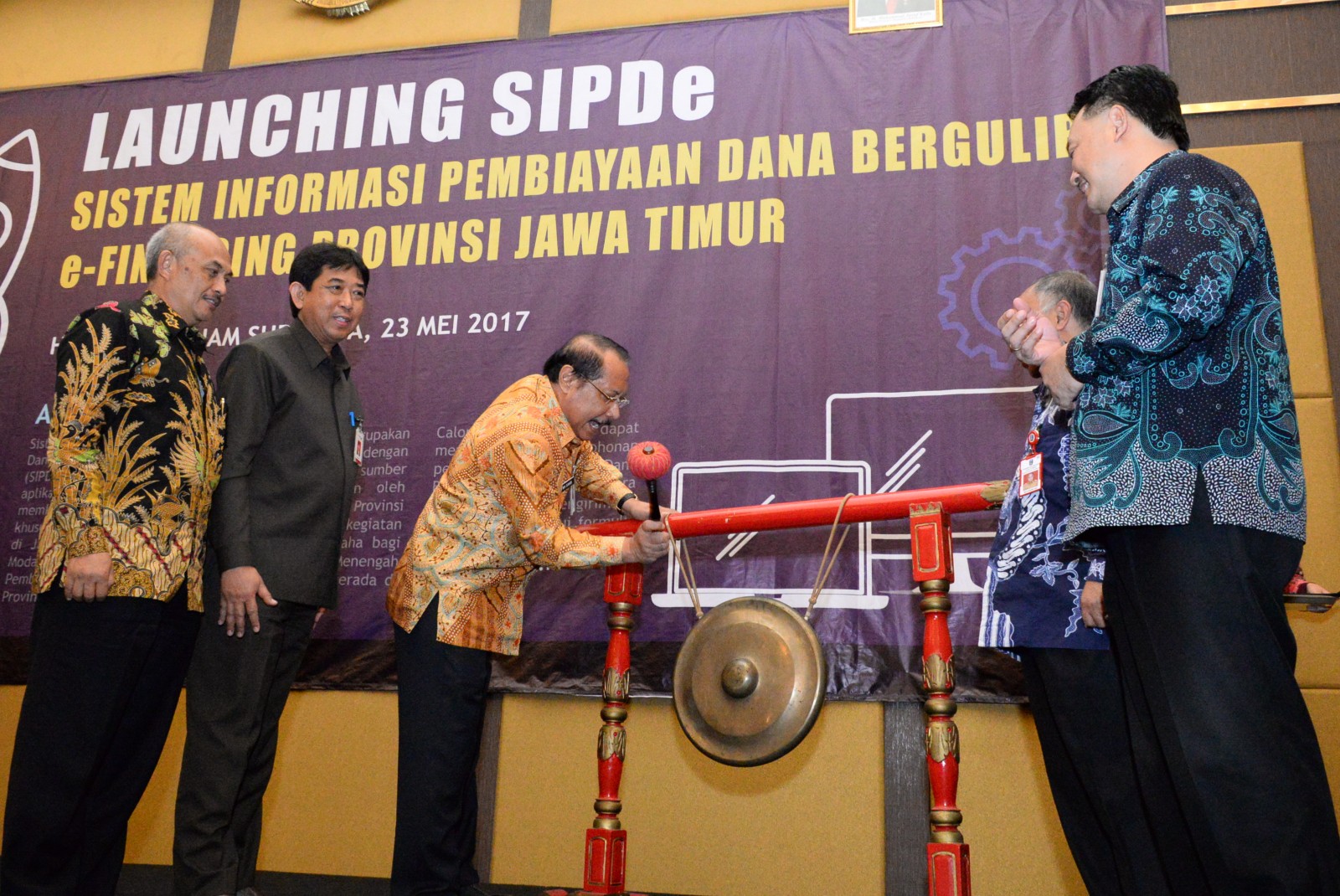 Sekda Prov Jatim Akhmad Sukardi secara simbolis melaunching SIPDe (Sistem Informasi Pembiayaan Dana Bergulir e-Financing Jawa Timur) dengan memukul gong di Wyndham Hotel Surabaya, Selasa (23/5).